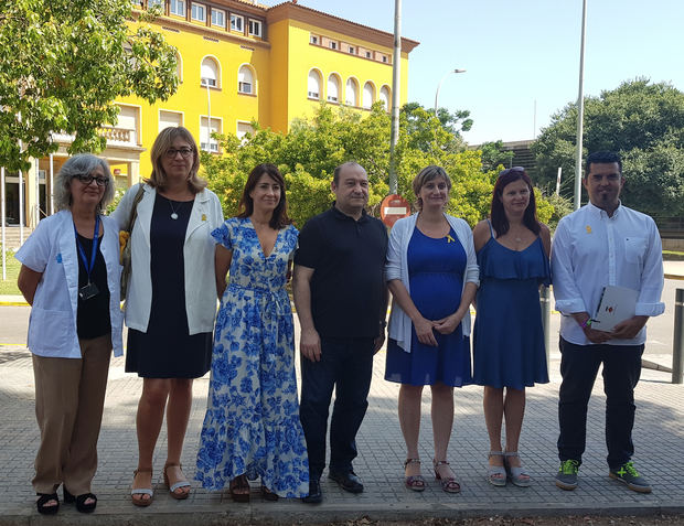 La consellera de Salut junto a los alcaldes de Viladecans, Gavà, Castelldefels, Begues y Sant Climent, y a la directora del centro durante la presentación de las obras del hospital.