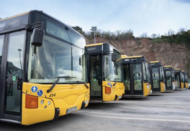 El Área Metropolitana envía ocho buses hasta Valencia para salvar el transporte público tras la DANA