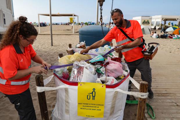 Limpieza intensiva de las playas del Baix tras la celebración de la verbena de San Juan