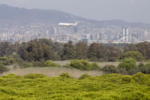 Vecinos de Castelldefels se pronuncian contra la ampliación del Aeropuerto con una charla científica