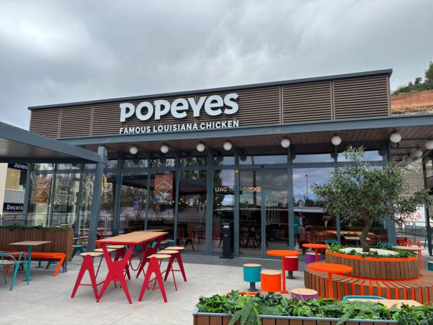 La cadena de pollo frito crujiente Popeyes inaugura dos restaurantes en Martorell y Castelldefels