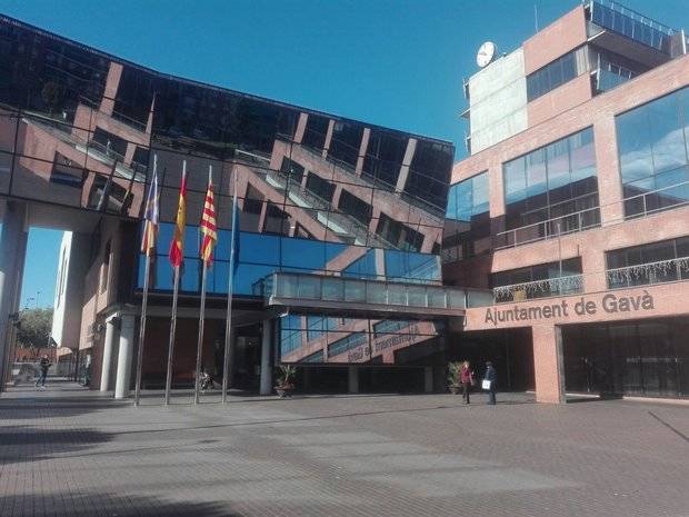 Gavà lleva a la Justicia el robo de la bandera española y catalana de la plaza del Ayuntamiento