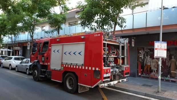 Arde de forma espontánea un coche aparcado en la zona azul junto a la plaza Cataluña de Sant Boi