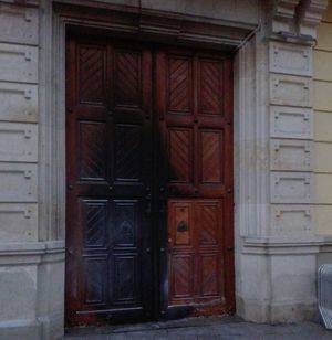 Así ha quedado la puerta principal del Ayuntamiento de L'Hospitalet tras el ataque