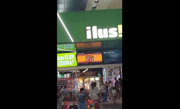Captura de uno de los vídeos que los clientes del centro grabaron mientras sonaba el himno franquista con la bandera del régimen.