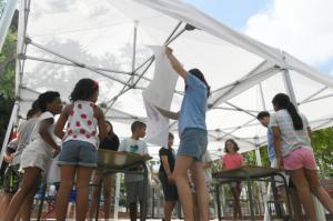 Esplugues instala cinco carpas para proteger a los niños del calor durante los casales de verano