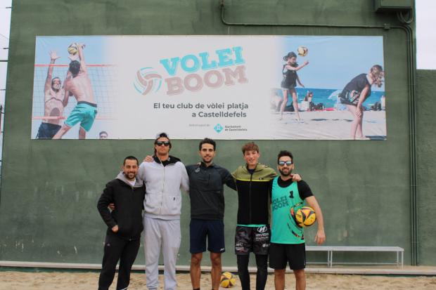 El equipo Masculino A de Voleiboom celebrando la victoria