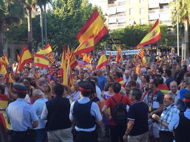 Manifestación en contra de la entrada de Castelldefels en la AMI del 23 de julio. Antes hubo una independentista a favor.