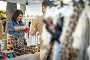 Castelldefels se despide del verano con un mercado por todo lo alto en la playa