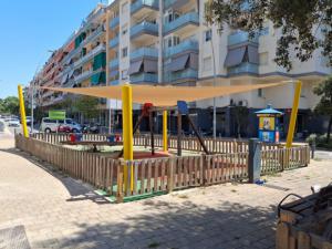 Castelldefels está de obras: instalación de un toldo en el parque infantil de Manuel Girona