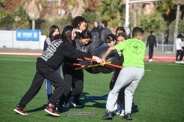 400 adolescentes del Baix se unen para superar diez retos deportivos en Cornellà