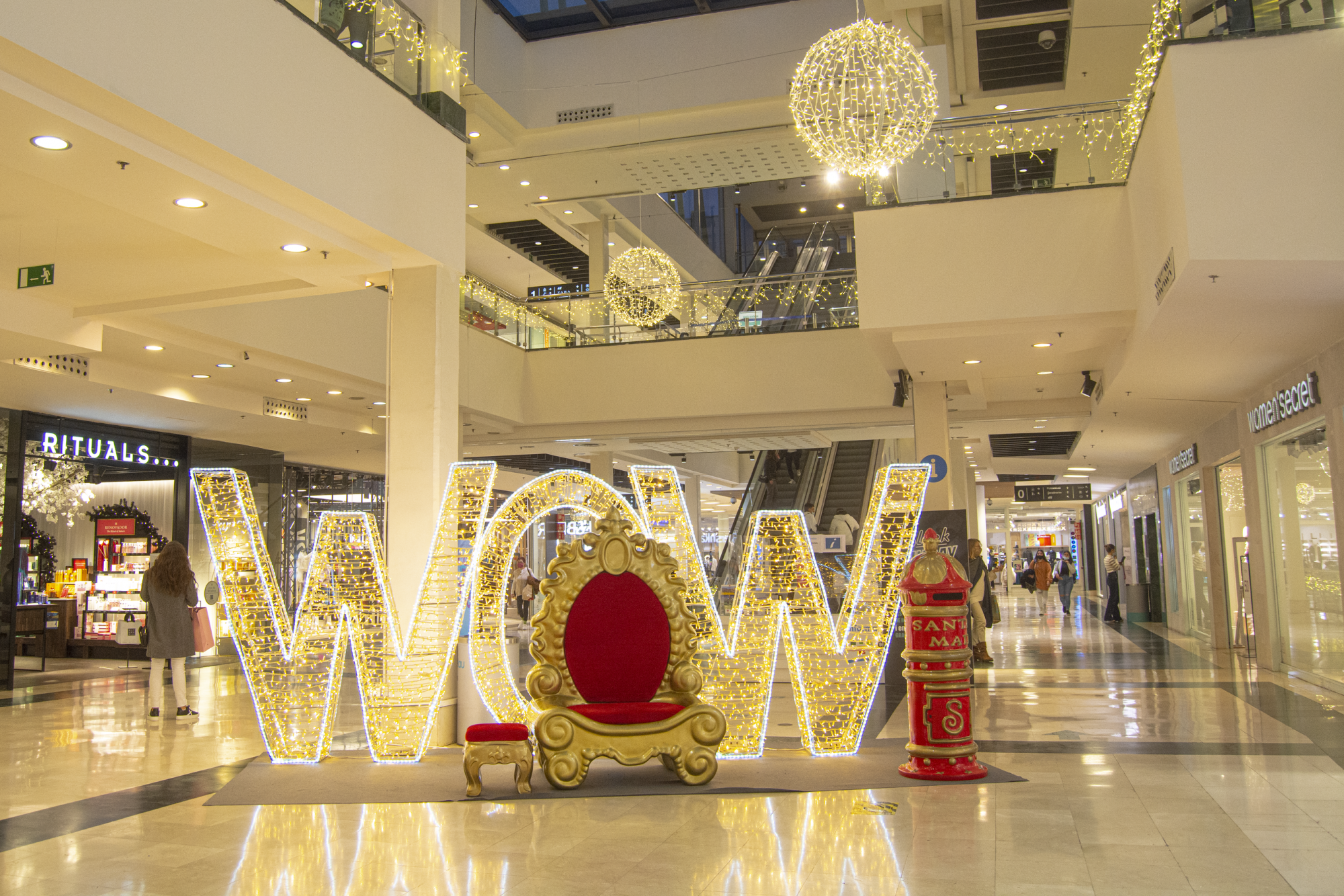 El centro comercial ànecblau le hace competencia a Papá Noel con un mágico sorteo de 15 regalos