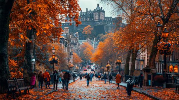 Las calles de Edimburgo (Escocia) teñidas con la paleta de colores otoñales