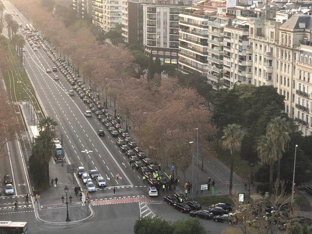 Concentración de vehículos VTC en la Diagonal de Barcelona junto a la plaza de Francesc Macià.