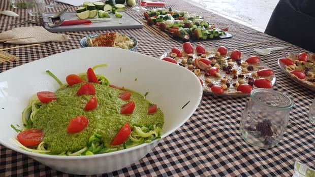 Los platos cocinados por los diferentes representantes políticos, sociales y agrícolas en la presentación de la Fira en Can Llopis.