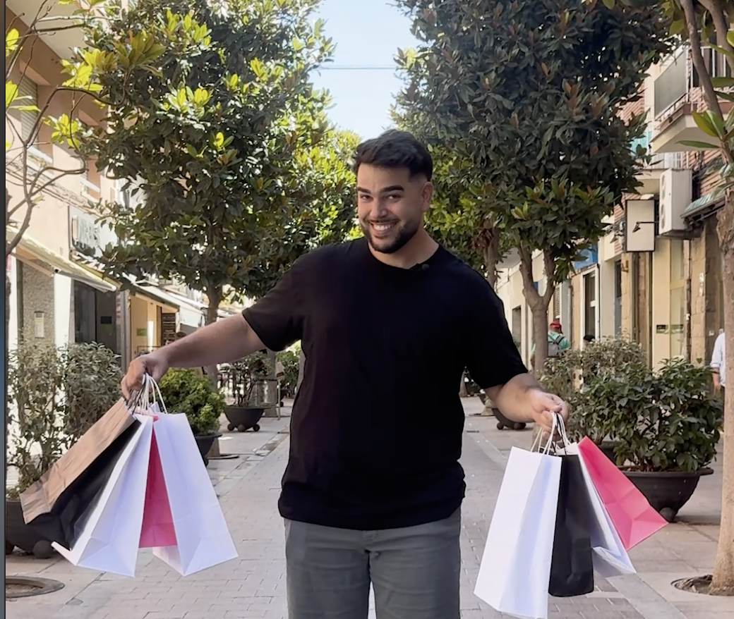 El influencer de @topfoodBCN con las bolsas de la compra en Sant Joan Despí