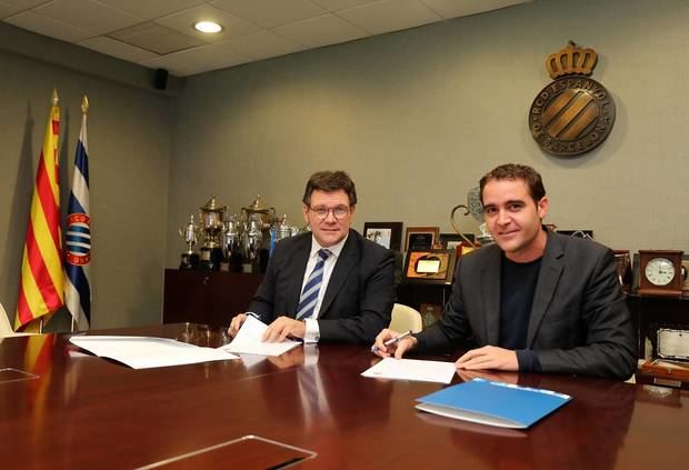 El director general corporativo del RCD Espanyol, Roger Guasch, y el gerente de Centro Comercial Splau, Jaume Tamayo, firmando el acuerdo de colaboración