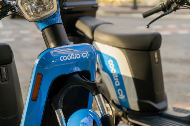 El servicio de 'motosharing' de Cooltra llega al Baix Llobregat vestido de azul