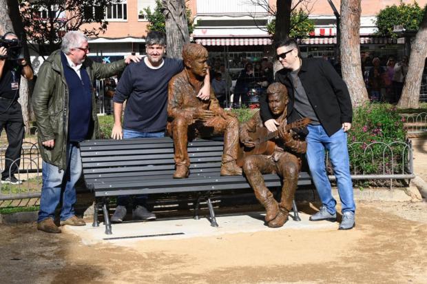 Los hermanos Muñoz junto a la estatua que les ha regalado Cornellà