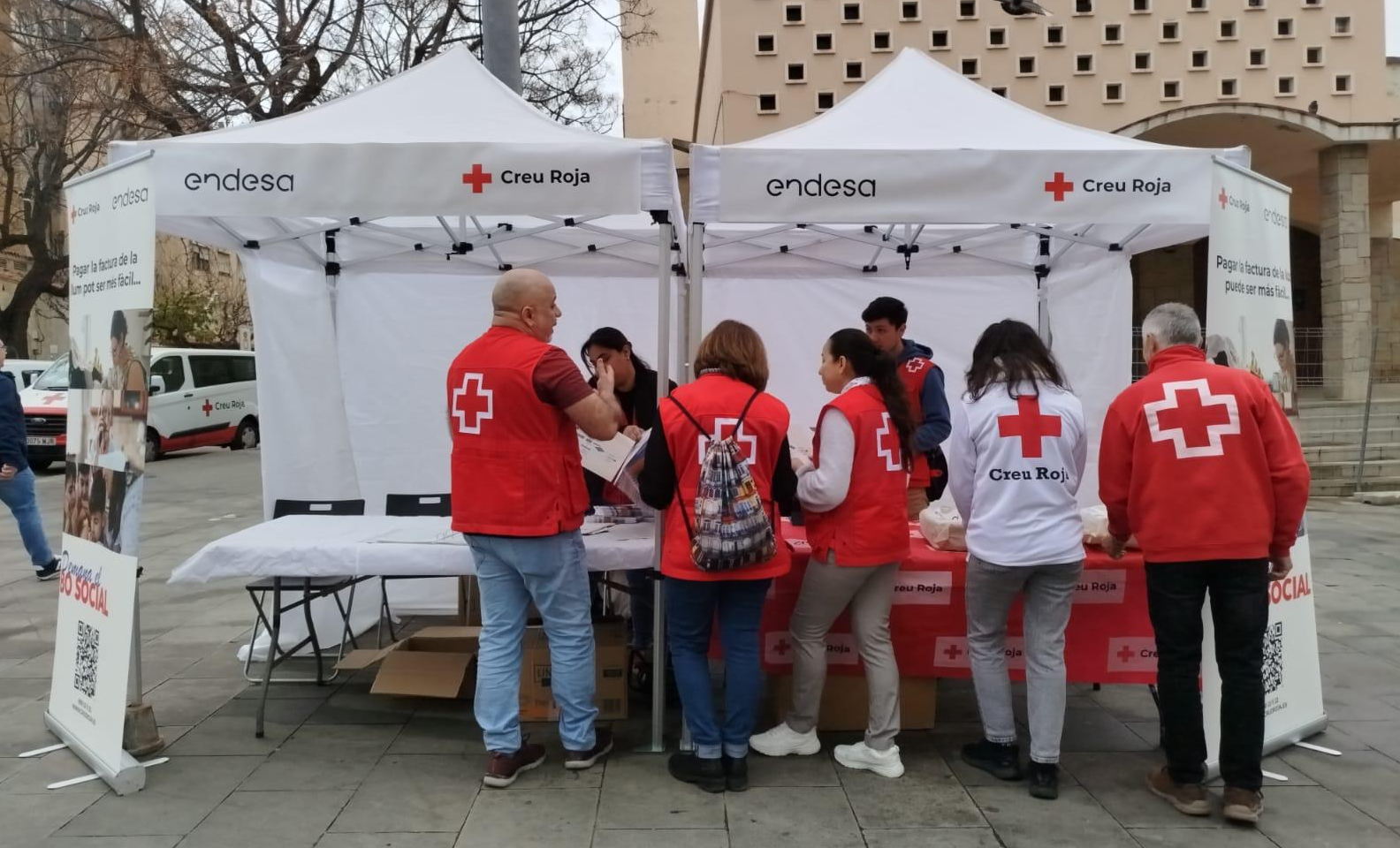 La carpa del Mercat de Collblanc que ayuda a los vecinos de L'Hospitalet a obtener el bono social