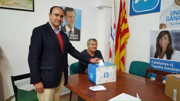 Serrano emitió su voto en la sede local del partido en Cornellà