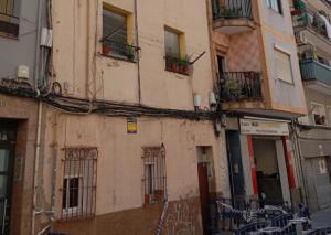 Desalojo de emergencia. Un edificio en L'Hospitalet al borde del colapso por una fuga de agua