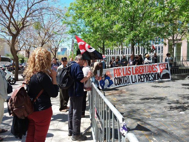 Decenas de personas se han dado cita en la Ciudad de la Justicia para apoyar al sindicalista detenido.