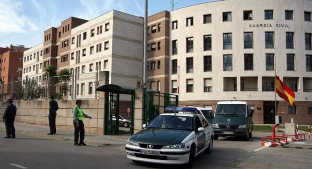 Detenido un hombre por robarle la cartera a un anciano junto a los cuarteles de la Guardia Civil