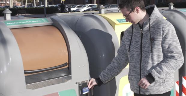 El Prat instala contenedores inteligentes para reducir la tasa de basuras a los vecinos que reciclen