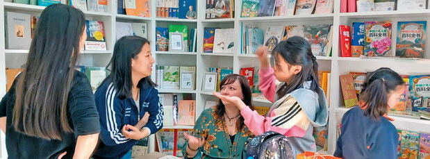 La quijotesca aventura de Xuafeng Ma: la primera biblioteca china del país está en Santa Eulàlia