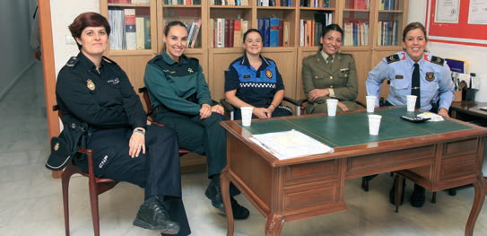 Las agentes y soldado durante la entrevista en la sede de El Llobregat.