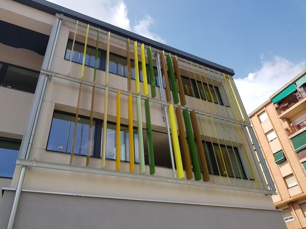 Láminas fijas de protección solar en las dos fachadas expuestas al sol en la Escola El Garrofer de Viladecans.