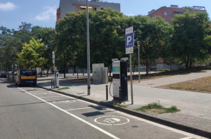 Inaugurada la novena electrolinera de L'Hospitalet, en la calle Narcís Monturiol