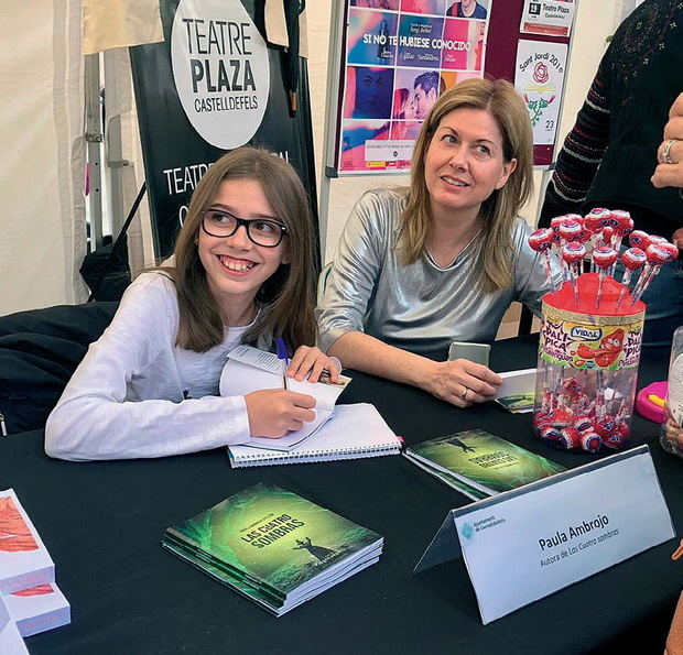 Paula junto a su madre en la firma de libros del día de Sant Jordi en Castelldefels.