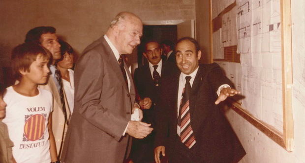L'expresident Tarradalles durant una visita al Papiol del 1978, en la qual va ser rebut per Casajuana (a la dreta).