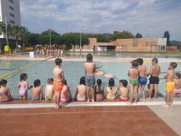 Actividades acuáticas en la piscina municipal de Sant Feliu para alejar a los niños de las pantallas