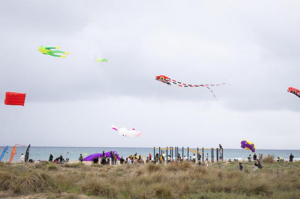 El cielo de la playa de Castelldefels se pinta de cometas con el 11.º Festival 'Estels per la Pau'