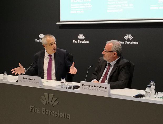 Pere Navarro -izquierda-, delegado del Consocio de la Zona Franca, junto a Constantí Serrallonga, director general de la Fira de Barcelona, en la presentación de la Barcelona Industry Week.