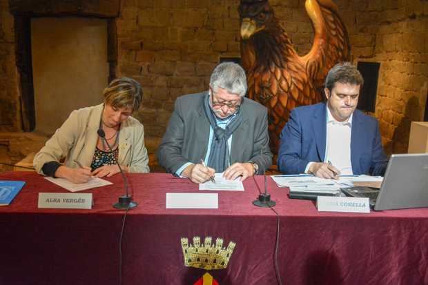 La firma del convenio en el Castell de Cornellà este jueves. 