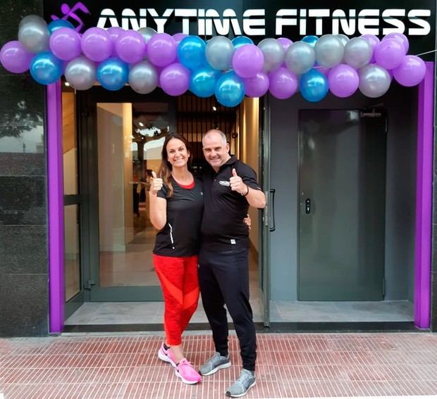 El matrimonio Fernández-Font a las pueras del nuevo gimnasio que han abierto.