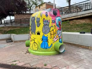 Sant Andreu construye un colorido hogar para la colonia de gatos junto a la estación de FGC