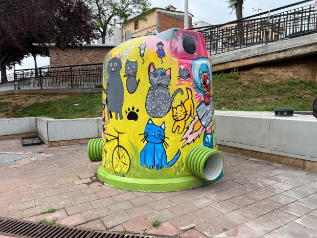 Sant Andreu construye un colorido hogar para la colonia de gatos junto a la estación de FGC
