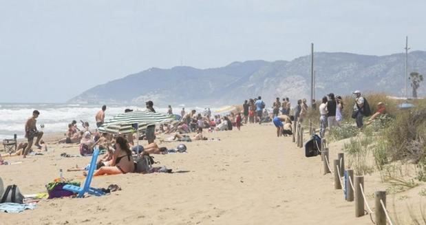 Gavà y Castelldefels blindarán sus playas a los botellones durante la verbena de Sant Joan