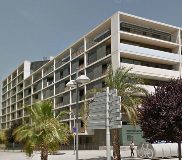 Más de 300 personas viven actualmente en el enorme bloque del 113 de la Av. Barcelona de Sant Joan Despí