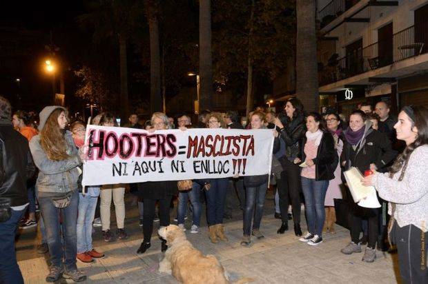 La concentración ha sido convocada por el Espacio Feminista de Castelldefels