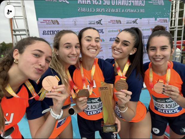 La histórica medalla de bronce nacional del equipo femenino sub-23 de L'Hospitalet Atletisme