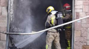 Consternación por el devastador incendio intencionado con heridos de un local okupa en L’Hospitalet