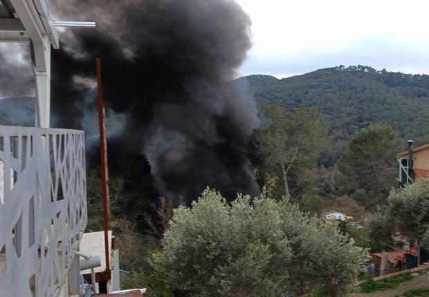 Alerta en Collserola. Un incendio arrasa una chabola y le quema las manos a uno de sus 'okupantes'