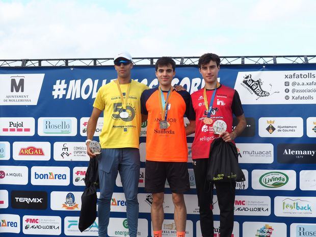 Joan Bru en el podio masculino absoluto del Campeonato de Cataluña de Cros corto (Mollerussa)