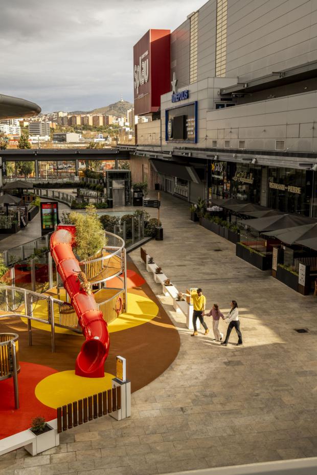 La Jungla de Splau, un nuevo espacio infantil de 142,5 m² con trampolines, toboganes y obstáculos, diseñado para niños de 4 a 12 años.